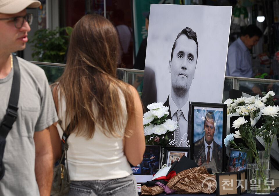 [천지일보=남승우 기자] 15일 서울 중구 숭례문 인근에 마련된 찰리 커크 분향소에서 추모 행렬이 이어지고 있다. ⓒ천지일보 2025.09.15.