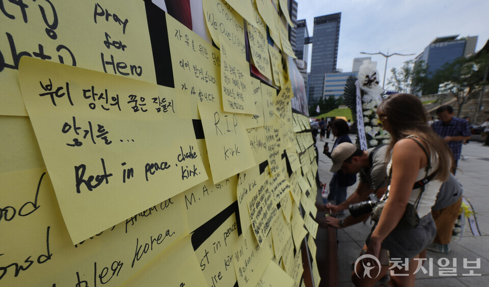 [천지일보=남승우 기자] 15일 서울 중구 숭례문 인근에 마련된 찰리 커크 분향소에서 시민들이 추모하고 있다. ⓒ천지일보 2025.09.15.