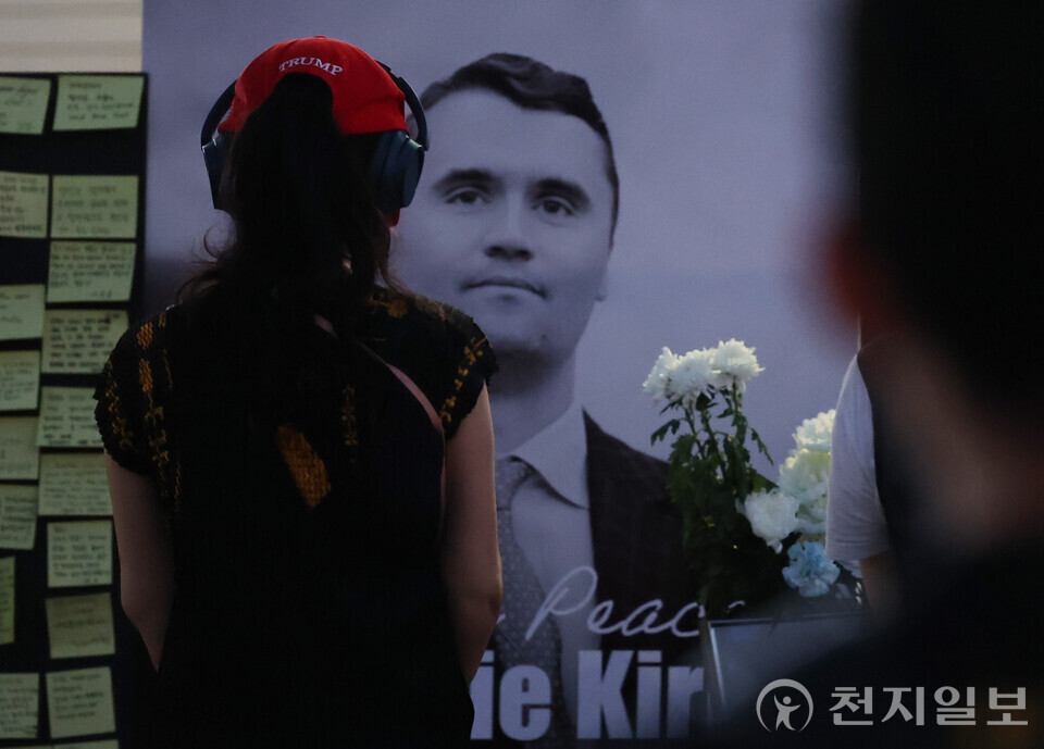 [천지일보=남승우 기자] 15일 저녁 서울 중구 숭례문 인근에 마련된 찰리 커크 분향소에서 추모 행렬이 이어지고 있다. ⓒ천지일보 2025.09.15.