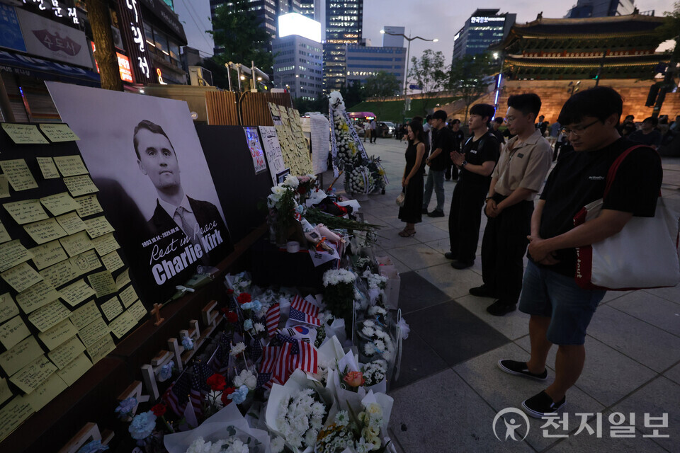 [천지일보=남승우 기자] 15일 서울 중구 숭례문 인근에 마련된 찰리 커크 분향소에서 추모 행렬이 이어지고 있다. ⓒ천지일보 2025.09.15.