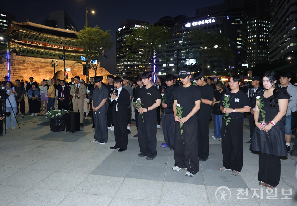 [천지일보=남승우 기자] 15일 서울 중구 숭례문 인근에 마련된 찰리 커크 분향소에서 추모 행렬이 이어지고 있다. ⓒ천지일보 2025.09.15.