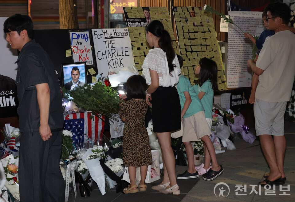 [천지일보=남승우 기자] 15일 저녁 서울 중구 숭례문 인근에 마련된 찰리 커크 분향소에서 추모 행렬이 이어지고 있다. ⓒ천지일보 2025.09.15.