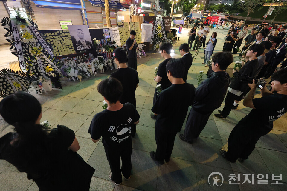 [천지일보=남승우 기자] 15일 서울 중구 숭례문 인근에 마련된 찰리 커크 분향소에서 추모 행렬이 이어지고 있다. ⓒ천지일보 2025.09.15.