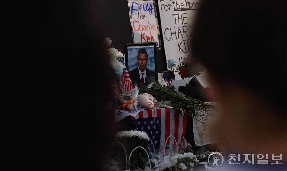 [천지일보=남승우 기자] 15일 서울 중구 숭례문 인근에 마련된 찰리 커크 분향소에서 추모 행렬이 이어지고 있다. ⓒ천지일보 2025.09.15.