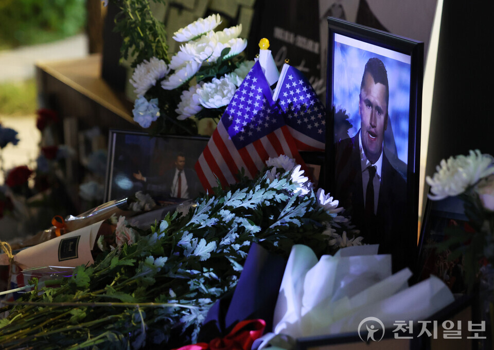 [천지일보=남승우 기자] 15일 서울 중구 숭례문 인근에 마련된 찰리 커크 분향소. ⓒ천지일보 2025.09.15.