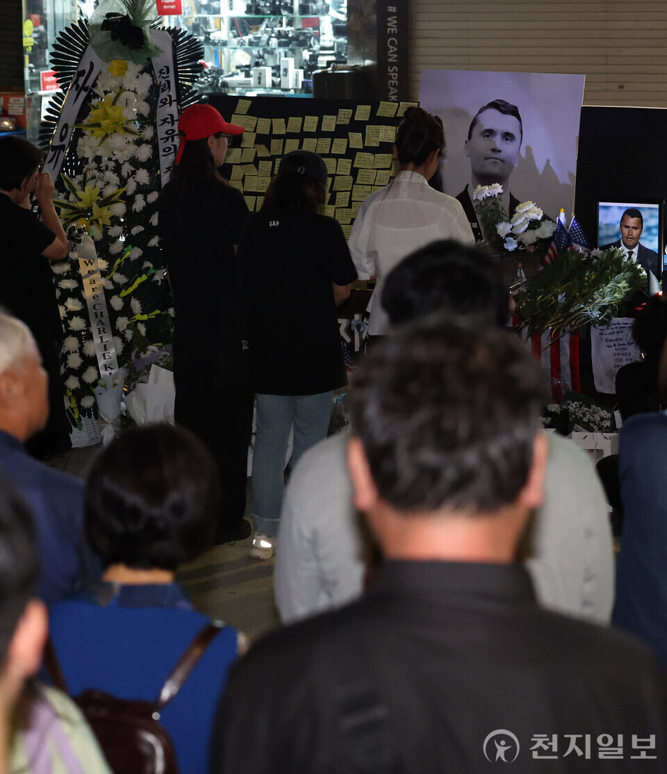 [천지일보=남승우 기자] 15일 저녁 서울 중구 숭례문 인근에 마련된 찰리 커크 분향소에서 추모 행렬이 이어지고 있다. ⓒ천지일보 2025.09.15.