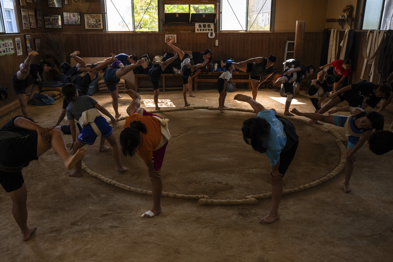 지난 7월 29일 일본 돗토리의 돗토리조호쿠 고등학교에서 열린 스모 캠프 훈련에서 선수들이 연습하고 있다. (AP Photo/Louise Delmotte, 연합뉴스)