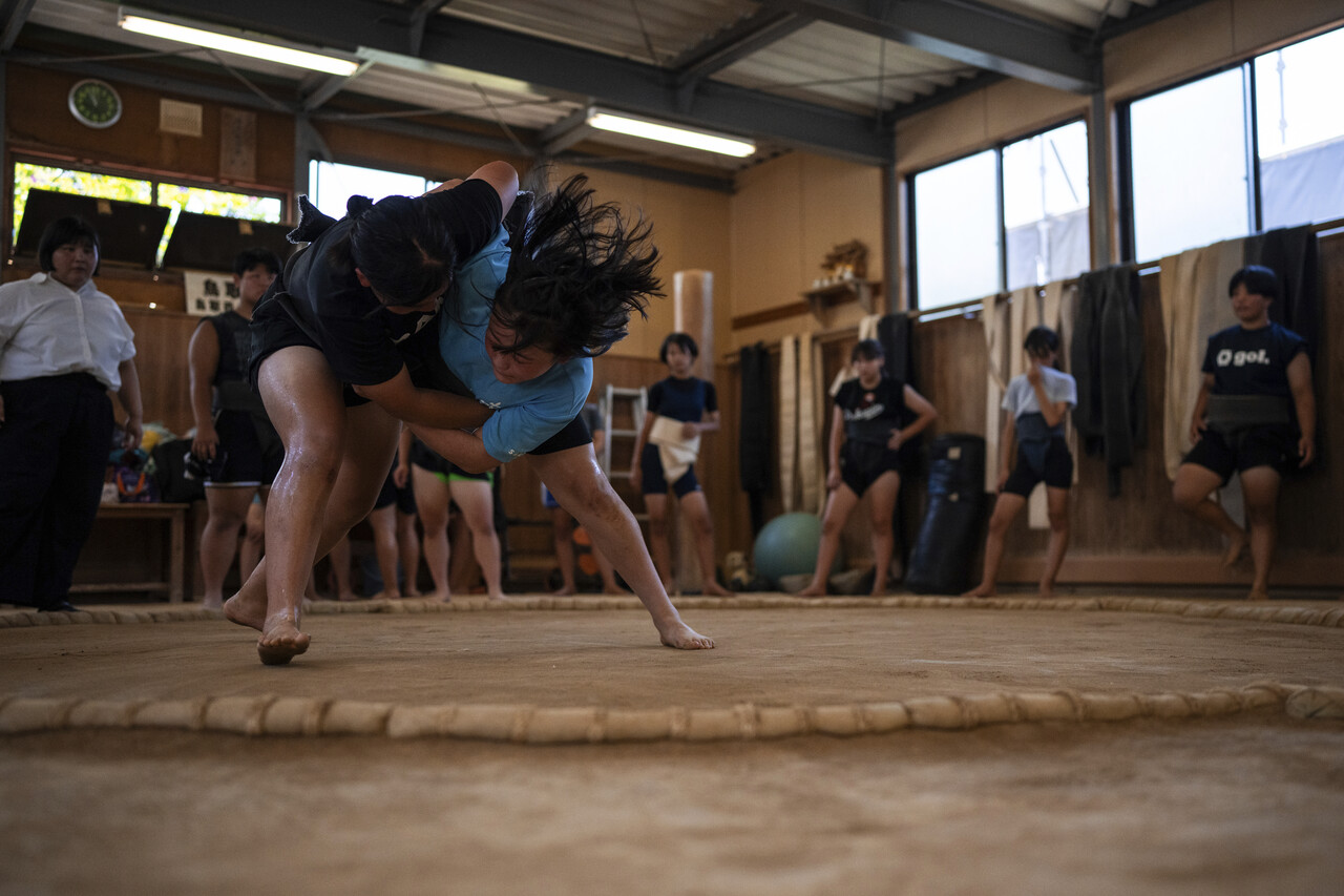 지난 7월 29일 일본 돗토리의 돗토리조호쿠 고등학교에서 열린 스모 캠프 훈련에서 선수들이 연습하고 있다. (AP Photo/Louise Delmotte, 연합뉴스)