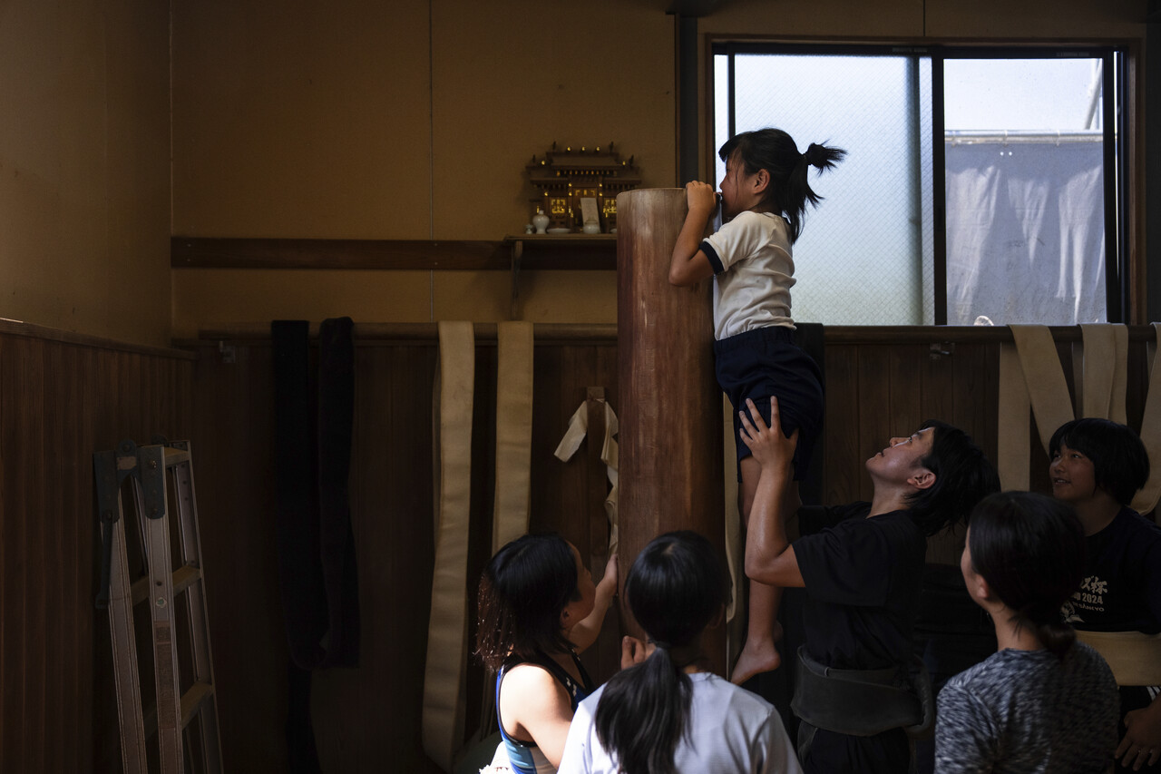 지난 7월 29일 일본 돗토리의 돗토리조호쿠 고등학교에서 열린 스모 캠프 훈련에서 선수들이 연습하고 있다. (AP Photo/Louise Delmotte, 뉴시스)