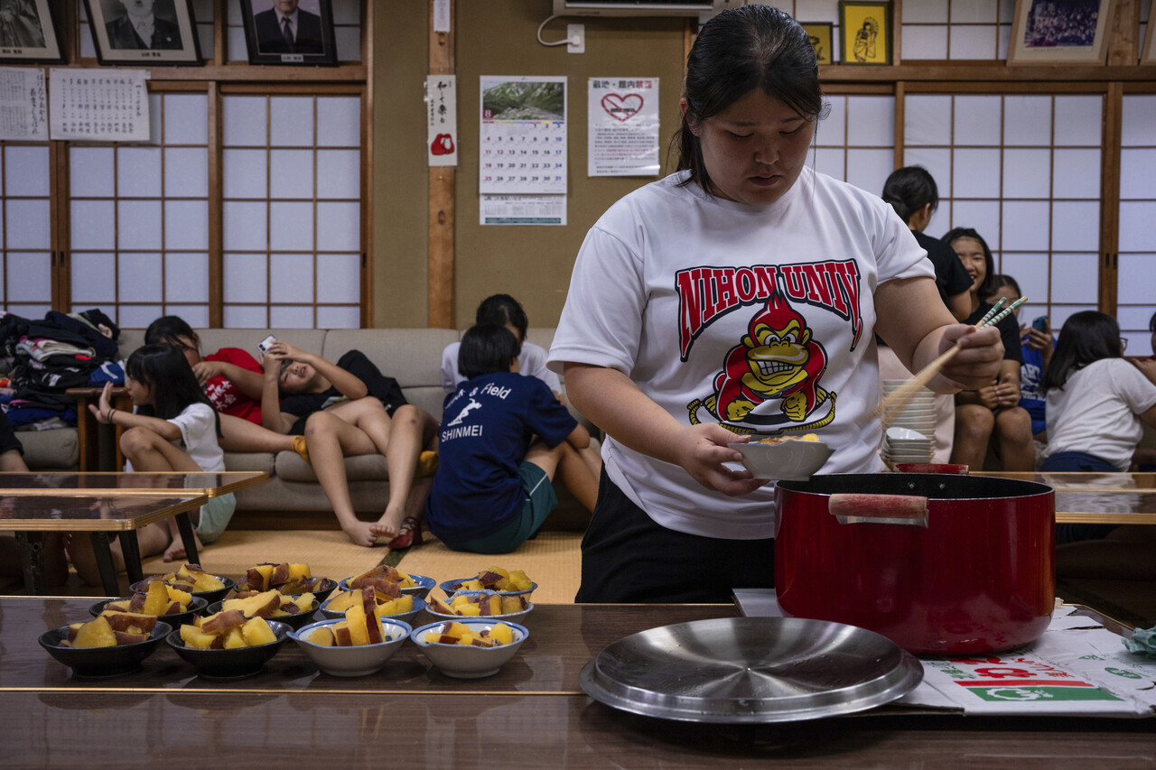 7월 28일 일본 돗토리의 돗토리조호쿠 고등학교 씨름 캠프 훈련 후 선수들이 저녁 식사를 준비하고 있다. (AP Photo/Louise Delmotte, 뉴시스)
