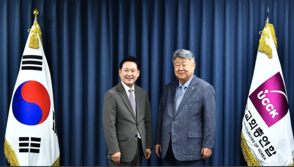 국민의힘 장동혁 대표와 한교총 대표회장 김종혁 목사가 기념사진을 촬영하고 있는 모습. (출처: 한교총)