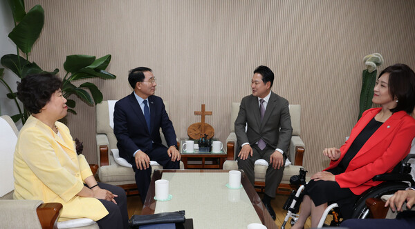 국민의힘 장동혁 대표가 16일 서울 종로구 한국기독교회관에서 김종생 한국기독교교회협의회 총무를 예방하고 있다.(출처:연합뉴스)