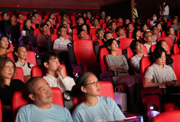 16일 오후 서울 CGV명동역 씨네라이브러리에서 열린 다큐멘터리 영화 ‘로스트 버스데이’ 시사회에서 관객들이 작품을 관람하고 있다. (제공: 진실화해위원회)