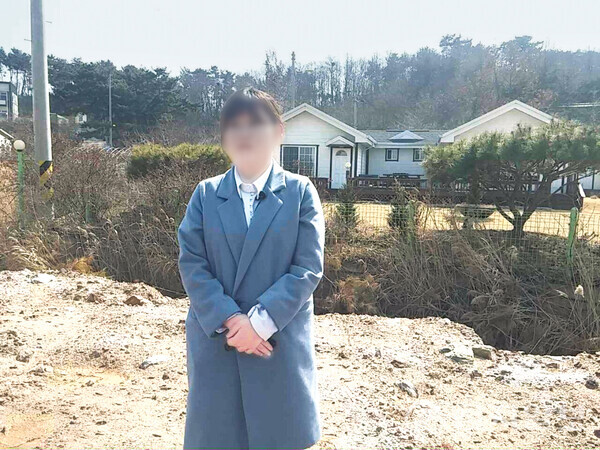 신천지예수교회를 다니는 이유로 56일간 납치·감금 상태서 개종을 강요 받은 장은영(가명, 24, 광주광역시)씨가 처음 납치됐던 경기도 화성시 제부도 펜션 앞에 서 있다. ⓒ천지일보DB