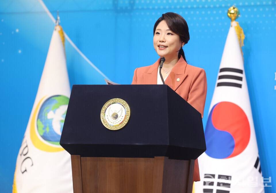 [천지일보=남승우 기자] 18일 충북 청주에서 ㈔하늘문화세계평화광복(HWPL, 대표 이만희) 주최로 열린 9.18 평화 만국회의 제11주년 기념식에서 전나영 세계여성평화그룹(IWPG) 대표가 기념사를 하고 있다. ⓒ천지일보 2025.09.18.