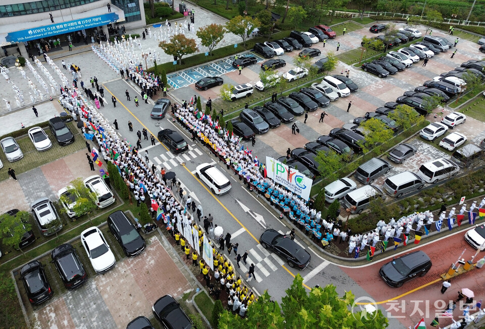 [천지일보=남승우 기자] 18일 충북 청주에서 ㈔하늘문화세계평화광복(HWPL, 대표 이만희) 주최로 열린 9.18 평화 만국회의 제11주년 기념식에서 해외 인사 등 참석자들이 도착하자 환영 인파가 열렬히 환호하고 있다. ⓒ천지일보 2025.09.18.