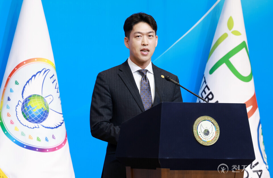 [천지일보=박준성 기자] 18일 충북 청주에서 국제평화 NGO ㈔하늘문화세계평화광복(HWPL) 주최로 열린 ‘HWPL 9.18 평화 만국회의 제11주년 기념식’에서 정영민 국제청년평화그룹(IPYG) 부장이 기념사를 하고 있다.ⓒ천지일보 2025.09.18.