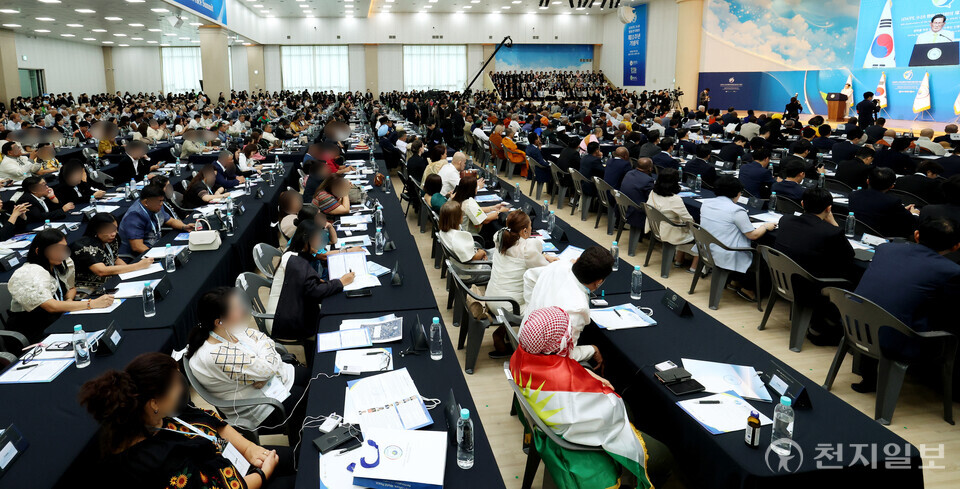 [천지일보=박준성 기자] 18일 충북 청주에서 국제평화 NGO ㈔하늘문화세계평화광복(HWPL) 주최로 열린 ‘HWPL 9.18 평화 만국회의 제11주년 기념식’에서 이만희 HWPL 대표가 기념사를 하고 있다.ⓒ천지일보 2025.09.18.