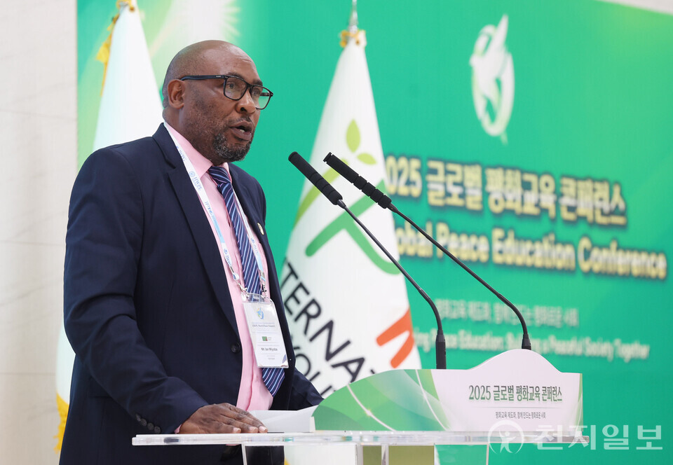 [천지일보=남승우 기자] 18일 충북 청주에서 열린 HWPL 9.18 평화 만국회의 제11주년 기념 ‘2025 글로벌 평화교육 콘퍼런스’에서 이안 미요바 잠비아 교육부 교육정책 총괄관이 ‘잠비아 공교육 도입 사례’에 대해 발제하고 있다. ⓒ천지일보 2025.09.18.