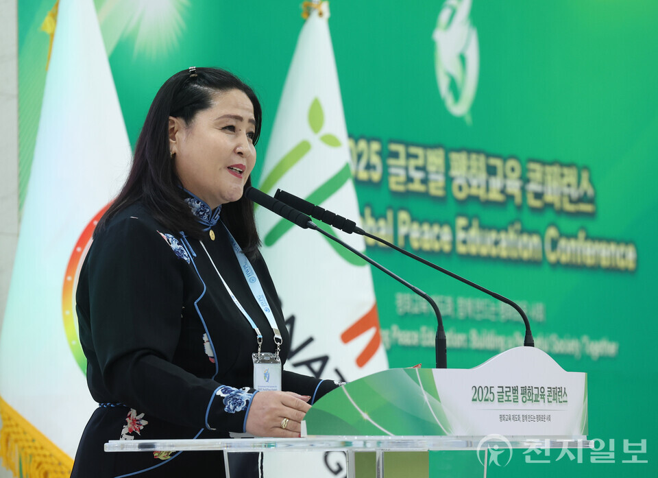 [천지일보=남승우 기자] 18일 충북 청주에서 열린 HWPL 9.18 평화 만국회의 제11주년 기념 ‘2025 글로벌 평화교육 콘퍼런스’에서 어이더우 어트곤바야르 몽골 어르헝 아이막 평생교육원장이 ‘몽골 평생교육원 평화교육 현황과 LP 활동’에 대해 발제하고 있다. ⓒ천지일보 2025.09.18.