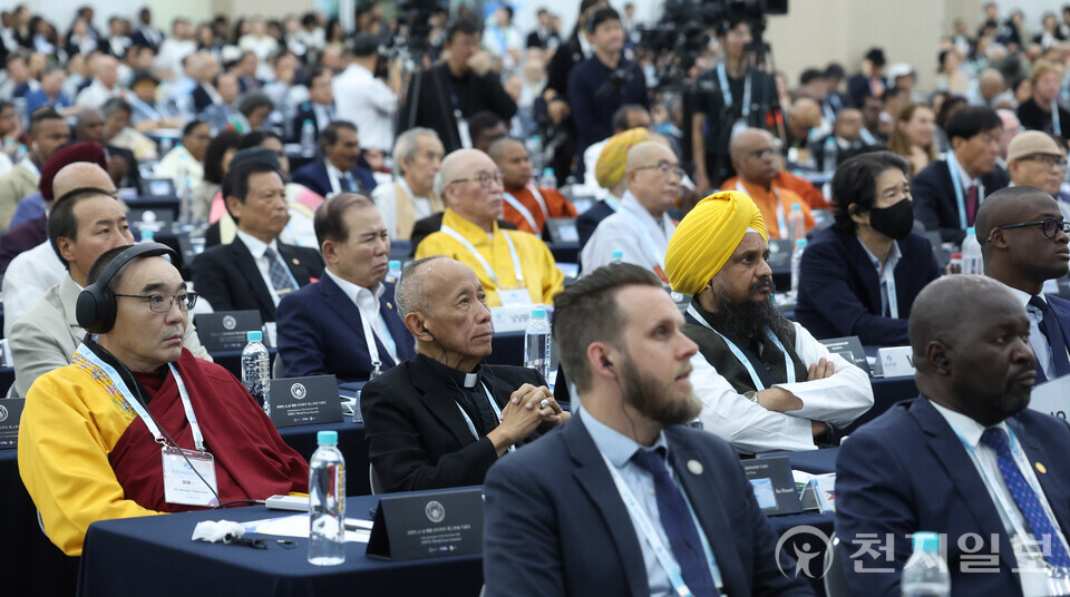 [천지일보=남승우 기자] 18일 충북 청주에서 ㈔하늘문화세계평화광복(HWPL, 대표 이만희) 주최로 열린 9.18 만국회의 제11주년 기념 ‘2025 HWPL 지구촌 평화 지도자 콘퍼런스’ 1부 행사에서 참석자들이 이만희 대표의 기념사를 듣고 있다. ⓒ천지일보 2025.09.18.