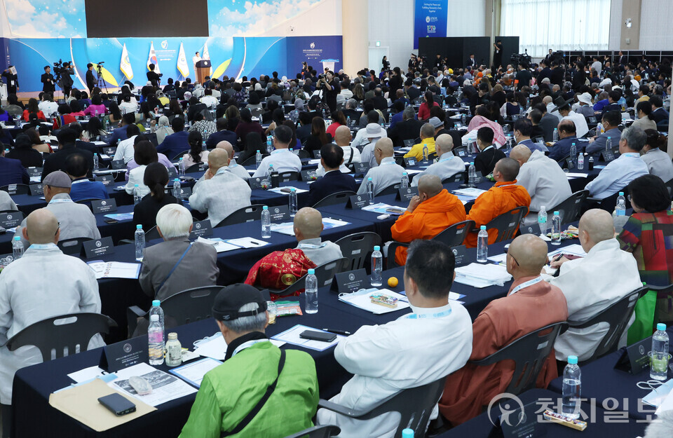 [천지일보=남승우 기자] 18일 충북 청주에서 ㈔하늘문화세계평화광복(HWPL, 대표 이만희) 주최로 열린 9.18 만국회의 제11주년 기념 ‘2025 HWPL 지구촌 평화 지도자 콘퍼런스’ 1부 행사에서 참석자들이 이만희 대표의 기념사를 듣고 있다. ⓒ천지일보 2025.09.18.