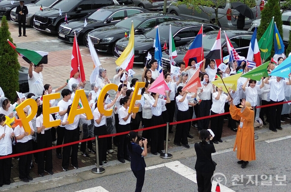 [천지일보=남승우 기자] 18일 충북 청주에서 HWPL 9.18 평화 만국회의 제11주년 기념식이 열린 가운데 해외 인사 등 참석자들이 도착하자 환영 인파가 열렬히 환호하고 있다. ⓒ천지일보 2025.09.18.