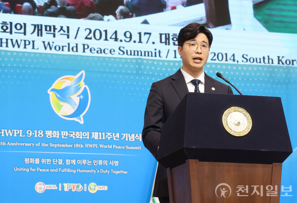 [천지일보=남승우 기자] 18일 충북 청주에서 ㈔하늘문화세계평화광복(HWPL, 대표 이만희) 주최로 열린 9.18 평화 만국회의 제11주년 기념식에서 강태호 HWPL 사무총장이 경과보고를 하고 있다. ⓒ천지일보 2025.09.18.