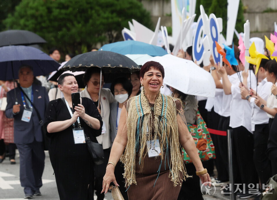[천지일보=남승우 기자] 18일 충북 청주에서 ㈔하늘문화세계평화광복(HWPL, 대표 이만희) 주최로 열린 9.18 평화 만국회의 제11주년 기념식에서 해외 인사 등 참석자들이 도착하자 환영 인파가 열렬히 환호하고 있다. ⓒ천지일보 2025.09.18.