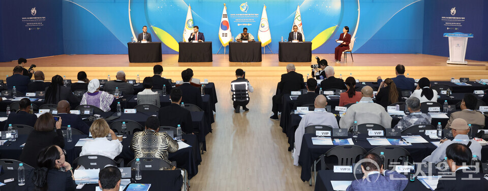 [천지일보=남승우 기자] 18일 충북 청주에서 ㈔하늘문화세계평화광복(HWPL, 대표 이만희) 주최로 열린 9.18 만국회의 제11주년 기념 ‘2025 HWPL 지구촌 평화 지도자 콘퍼런스’에서 LP 프로그램 패널 토크가 진행되고 있다. ⓒ천지일보 2025.09.18.