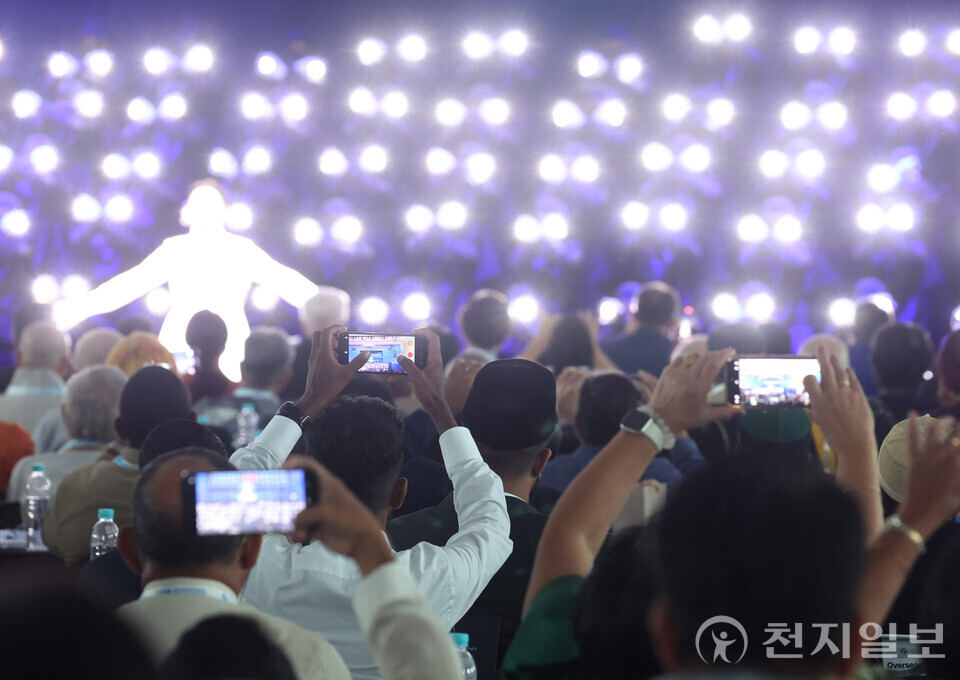[천지일보=남승우 기자] 18일 충북 청주에서 ㈔하늘문화세계평화광복(HWPL, 대표 이만희) 주최로 열린 9.18 만국회의 제11주년 기념 ‘2025 HWPL 지구촌 평화 지도자 콘퍼런스’에서 공연이 펼쳐지고 있다. ⓒ천지일보 2025.09.18.