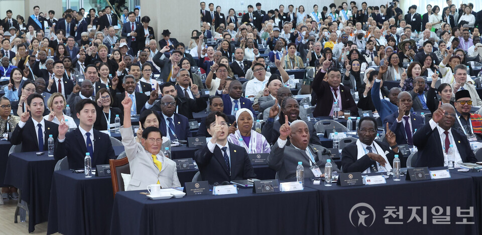 [천지일보=남승우 기자] 18일 충북 청주에서 ㈔하늘문화세계평화광복(HWPL, 대표 이만희) 주최로 열린 9.18 만국회의 제11주년 기념 ‘2025 HWPL 지구촌 평화 지도자 콘퍼런스’에서 이만희 대표를 비롯한 참석자들이 기념촬영을 하고 있다. ⓒ천지일보 2025.09.18.