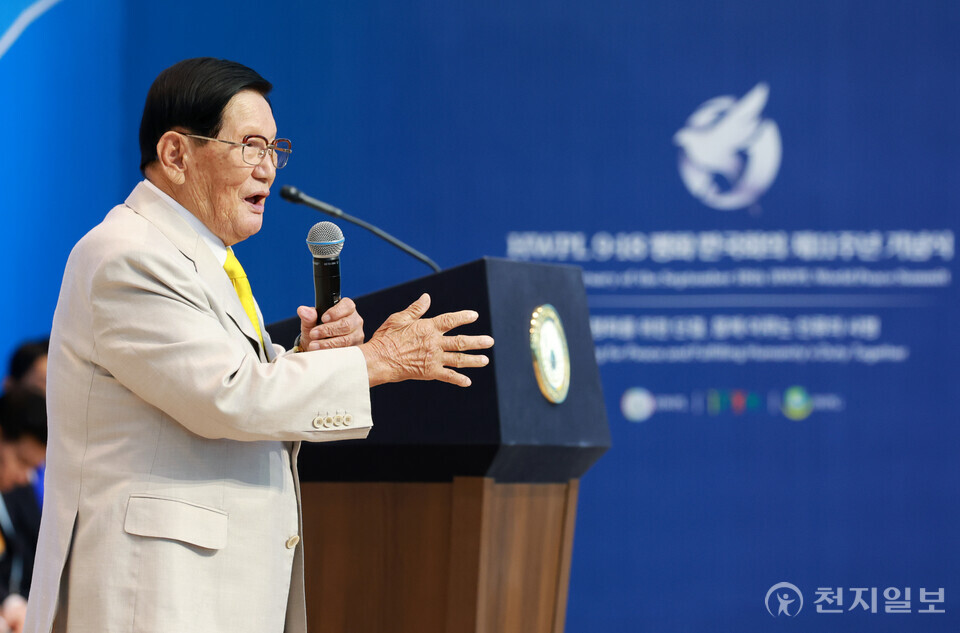 [천지일보=박준성 기자] 18일 충북 청주에서 국제평화 NGO ㈔하늘문화세계평화광복(HWPL) 주최로 열린 ‘HWPL 세계 종교평화 아카데미 특강 : 기독교’에서 이만희 HWPL 대표가 특강을 하고 있다.ⓒ천지일보 2025.09.18.