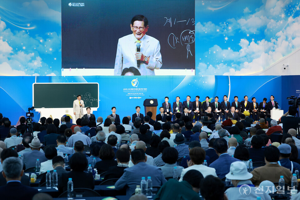 [천지일보=박준성 기자] 18일 충북 청주에서 국제평화 NGO ㈔하늘문화세계평화광복(HWPL) 주최로 열린 ‘HWPL 세계 종교평화 아카데미 특강 : 기독교’에서 이만희 HWPL 대표가 특강을 하고 있다.ⓒ천지일보 2025.09.18.