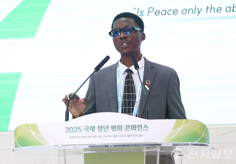 [천지일보=남승우 기자] 18일 충북 청주에서 열린 ‘2025 국제 청년 평화 콘퍼런스’에서 앤드류 주니어 므윔마 잠비아 큐레소 대학교 유엔 청년 협회 회장이 YEPW 사례 발표를 하고 있다. 국제청년평화그룹(IPYG)는 이날 행사를 통해 전 세계청년 평화구축 워킹그룹(YEPW) 활동 성과 및 발전 전략을 공유했다. ⓒ천지일보 2025.09.18.