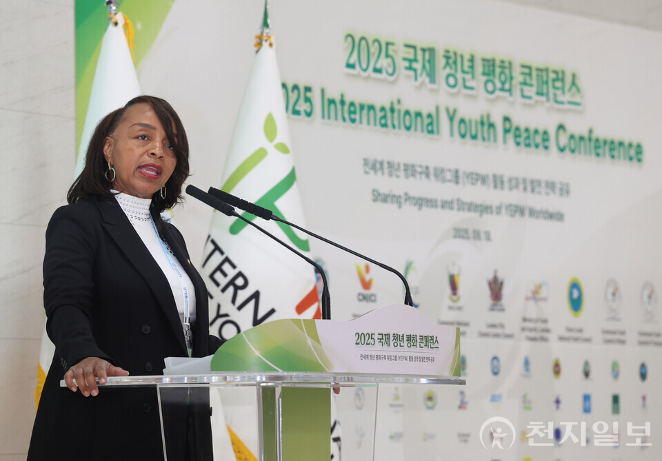 [천지일보=남승우 기자] 18일 충북 청주에서 열린 ‘2025 국제 청년 평화 콘퍼런스’에서 마야 테일러 미국 애로우 국제 청년 리더십 위원회 설립자가 YEPW 사례 발표를 하고 있다. 국제청년평화그룹(IPYG)는 이날 행사를 통해 전 세계청년 평화구축 워킹그룹(YEPW) 활동 성과 및 발전 전략을 공유했다. ⓒ천지일보 2025.09.18.