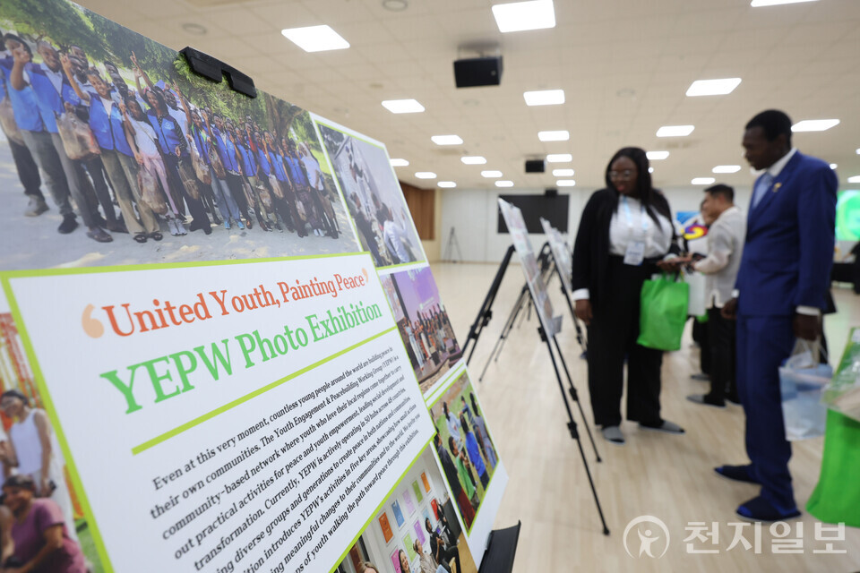 [천지일보=남승우 기자] 18일 충북 청주에서 열린 ‘2025 국제 청년 평화 콘퍼런스’에서 참석자들이 YEPW 사진전을 관람하고 있다. 국제청년평화그룹(IPYG)는 이날 행사를 통해 전 세계청년 평화구축 워킹그룹(YEPW) 활동 성과 및 발전 전략을 공유했다. ⓒ천지일보 2025.09.18.