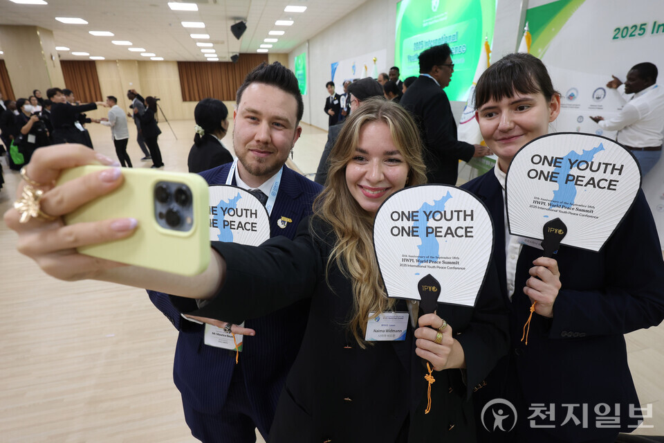 [천지일보=남승우 기자] 18일 충북 청주에서 열린 ‘2025 국제 청년 평화 콘퍼런스’에서 참석자들이 기념촬영을 하고 있다. 국제청년평화그룹(IPYG)는 이날 행사를 통해 전 세계청년 평화구축 워킹그룹(YEPW) 활동 성과 및 발전 전략을 공유했다. ⓒ천지일보 2025.09.18.
