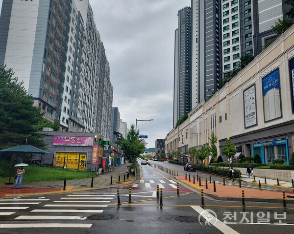 [천지일보 전북=김동현 기자] 출산·민생 지원 격차와 생활 불편 속에 전주·완주 통합 논의가 ‘발전 기대’와 ‘혜택 축소 우려’로 주민 민심을 갈라놓고 있다. 사진은 전북 전주완주 혁신도시 전주·완주 경계 도로.  ⓒ천지일보 2025.09.19.