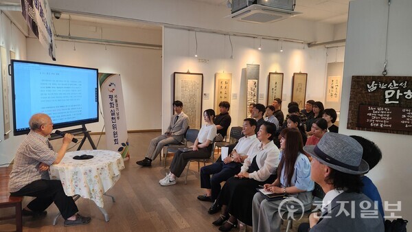 전보삼 만해기념관장이 지난 2일 경기 광주시 만해기념관에서 청년들을 대상으로 역사 강연을 하고 있다. IPYG가 주최하고 동행 캠페인이 주관한 이번 행사는 대한민국 역사를 통해 평화의 지혜와 정신을 되새기고 평화 실천 의지를 다지는 자리로 마련됐다. ⓒ천지일보 2025.08.02.