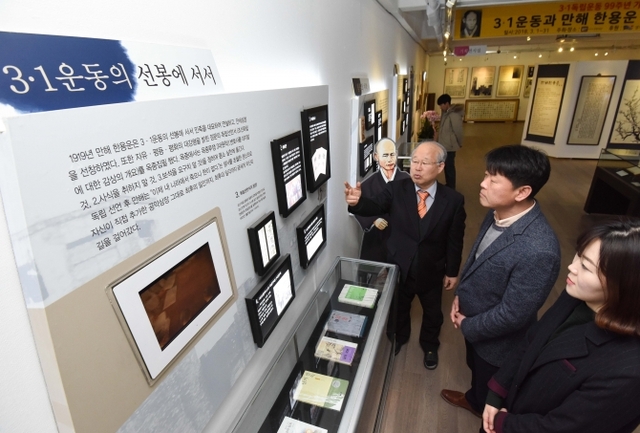 경기도 광주시에 위치한 만해기념관에서 전보삼 관장(사진 맨 왼쪽)이 관람객들에게 만해 한용운 선생의 저서와 생애 기록, 연구 자료 등 전시물을 소개하고 있는 모습. (제공: LG)