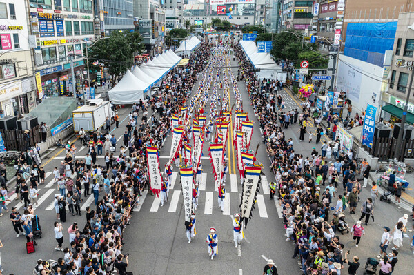 오는 26~28일 3일간 제29회 부평풍물대축제가 펼쳐진다. 사진은 지난 (2024 부평풍물대축제 거리퍼레이드.(제공: 부평구청) ⓒ천지일보 2025.09.19.