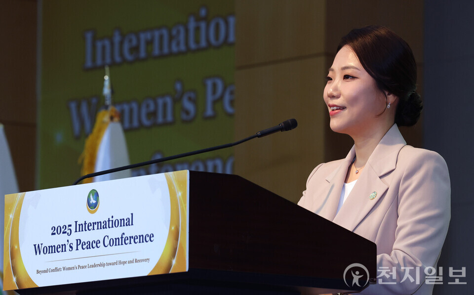 [천지일보=남승우 기자] 19일 충북 청주 청원구 엔포드호텔에서 세계여성평화그룹(IWPG) 주최로 열린 ‘2025 세계 여성 평화 콘퍼런스’에서 전나영 IWPG 대표가 개회사를 하고 있다. ⓒ천지일보 2025.09.19.