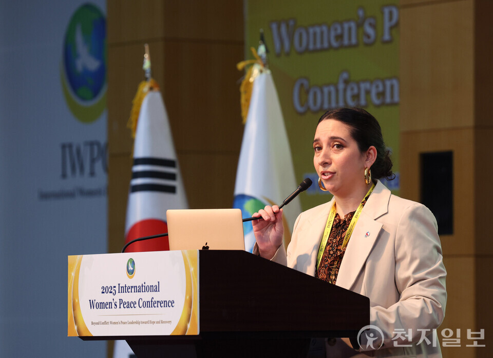 [천지일보=남승우 기자] 19일 충북 청주 청원구 엔포드호텔에서 세계여성평화그룹(IWPG) 주최로 열린 ‘2025 세계 여성 평화 콘퍼런스’에서 안토니아 코스미카 오렐라나 과렐로 칠레 여성 및 성평등부 장관이 축사를 하고 있다. ⓒ천지일보 2025.09.19.