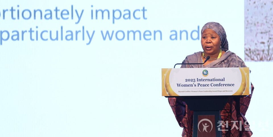 [천지일보=남승우 기자] 19일 충북 청주 청원구 엔포드호텔에서 세계여성평화그룹(IWPG) 주최로 열린 ‘2025 세계 여성 평화 콘퍼런스’에서 빈투 푸네 사마케 말리 과도정부 여성·아동·가족 진흥부 전 장관이 ‘분쟁의 시대, 평화를 말하다’라는 주제로 기조연설을 하고 있다. ⓒ천지일보 2025.09.19.