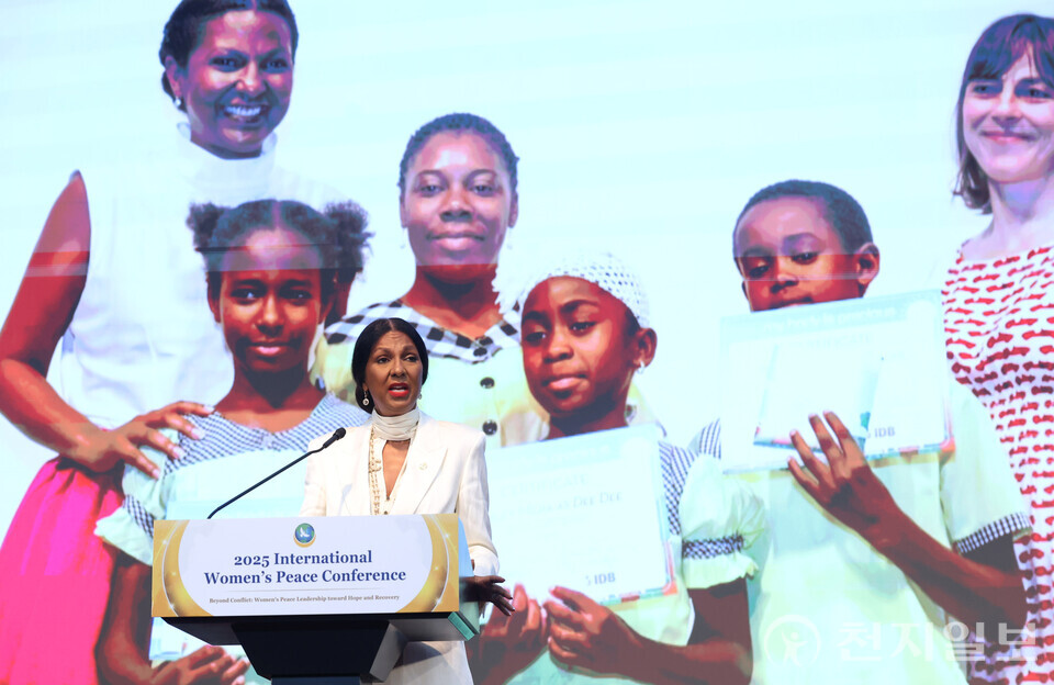 [천지일보=남승우 기자] 19일 충북 청주 청원구 엔포드호텔에서 세계여성평화그룹(IWPG) 주최로 열린 ‘2025 세계 여성 평화 콘퍼런스’에서 킴 심플리스 배로 벨리즈 전 영부인이 ‘여성 리더십의 강력한 힘과 국제사회 평화에 기여하는 효과’라는 주제로 발표하고 있다. ⓒ천지일보 2025.09.19.