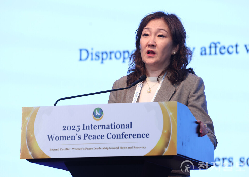 [천지일보=남승우 기자] 19일 충북 청주 청원구 엔포드호텔에서 세계여성평화그룹(IWPG) 주최로 열린 ‘2025 세계 여성 평화 콘퍼런스’에서 부조 락슈미 몽골 환경기후변화부 젠저 이슈 자문위원이 ‘여성, 평화와 지속가능성을 설계하다’라는 주제로 발표하고 있다. ⓒ천지일보 2025.09.19.