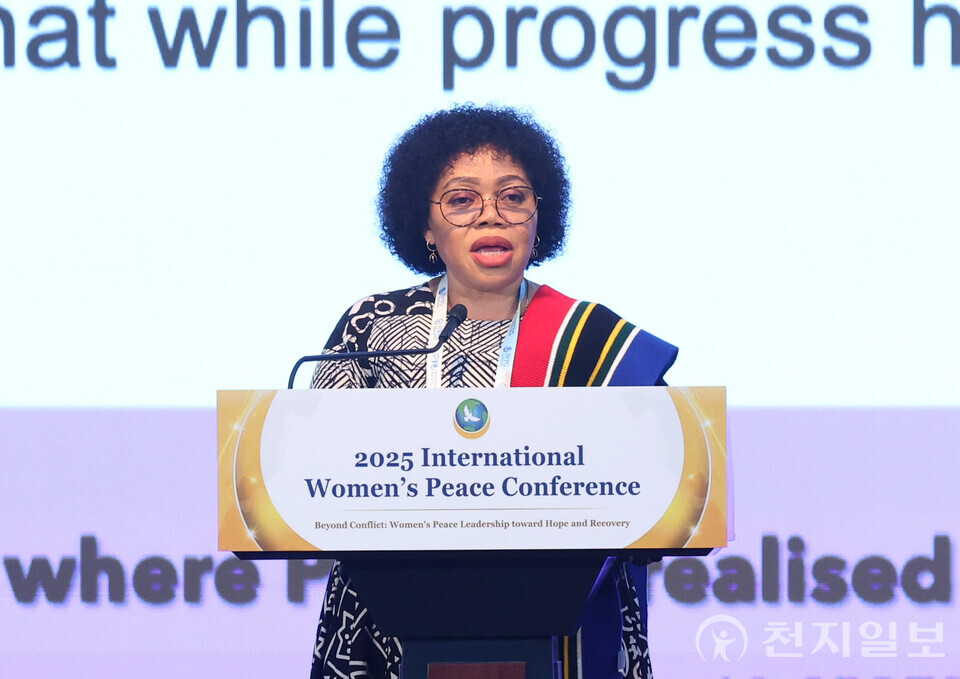 [천지일보=남승우 기자] 19일 충북 청주 청원구 엔포드호텔에서 세계여성평화그룹(IWPG) 주최로 열린 ‘2025 세계 여성 평화 콘퍼런스’에서 맘푸라네 캐론 크고모 남아프리카공화국 국제관계협력부 성별·다양성관리부 부국장이 ‘평화의 제도화를 위한 노력, DPCW와 여성’이라는 주제로 발표하고 있다. ⓒ천지일보 2025.09.19.