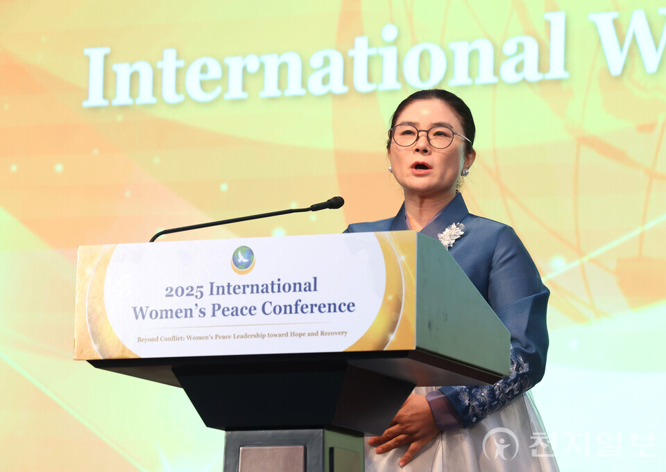 [천지일보=남승우 기자] 19일 충북 청주 청원구 엔포드호텔에서 세계여성평화그룹(IWPG) 주최로 열린 ‘2025 세계 여성 평화 콘퍼런스’에서 이해령 탈북민 희망클럽 재무이사가 ‘시민사회 속 여성의 역할: 분단국가에서 지속가능한 평화를 위하여’라는 주제로 발표하고 있다. ⓒ천지일보 2025.09.19.