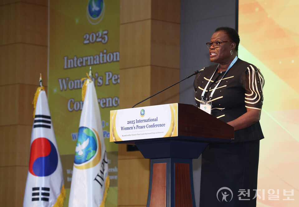 [천지일보=남승우 기자] 19일 충북 청주 청원구 엔포드호텔에서 세계여성평화그룹(IWPG) 주최로 열린 ‘2025 세계 여성 평화 콘퍼런스’에서 글로리아 앤 토머스 그레나다 사회·공동체개발·주택성평등부 장관이 축사를 하고 있다. ⓒ천지일보 2025.09.19.
